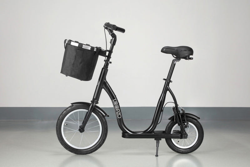 De Luxe Versie Zwarte Loopzo loopfiets voor volwassenen met mand aan het stuur en fietsslot.